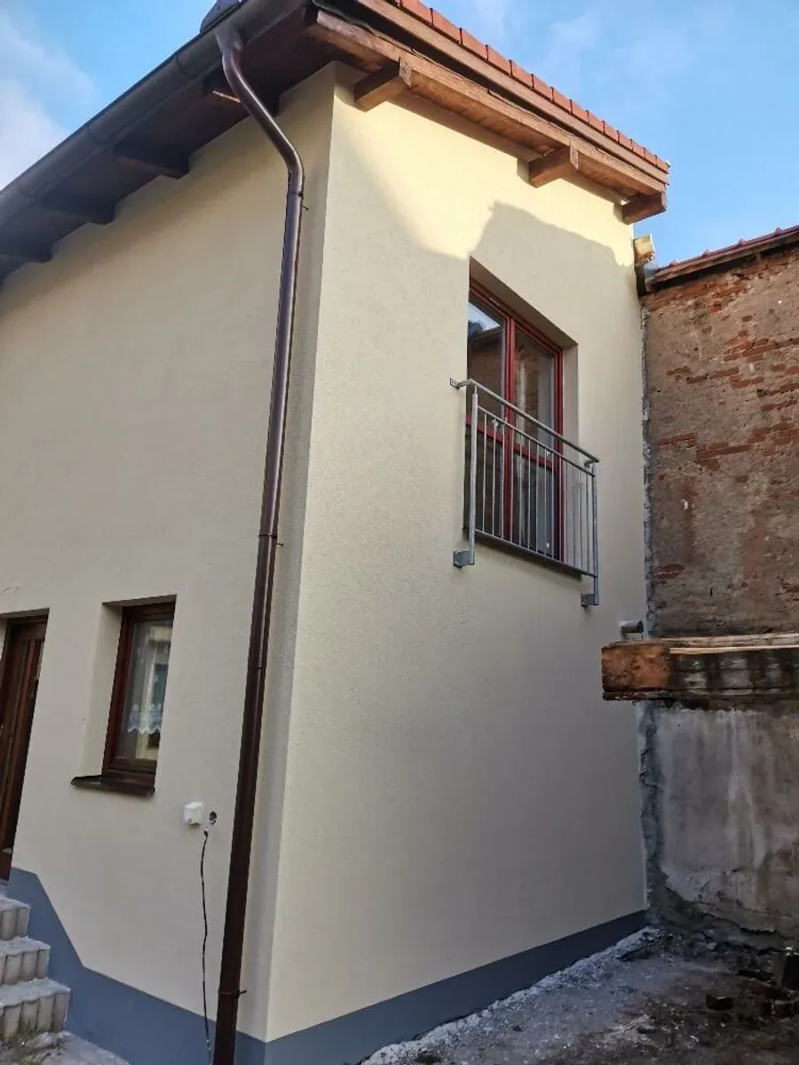 Dokončená světlá fasáda rodinného domu z galerie Fasapoly